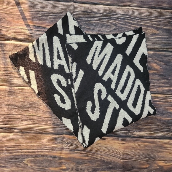 Women's Steve Madden scarf - Picture 1 of 4
